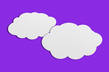 Obraz premium white cloud paper speech balloon on purple background.
