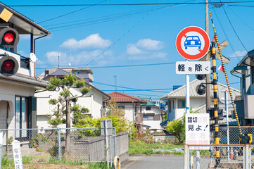自動車通行止め（軽を除く）の道路標識