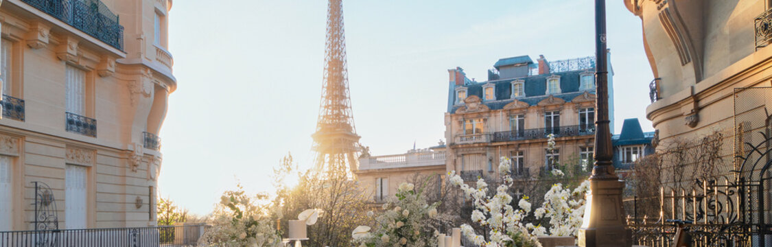 eiffel tour and Paris street