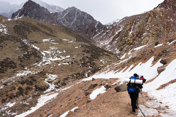 Fototapeta premium trekineros in the cordon del plata, Vallecito, Mendoza, Argentina