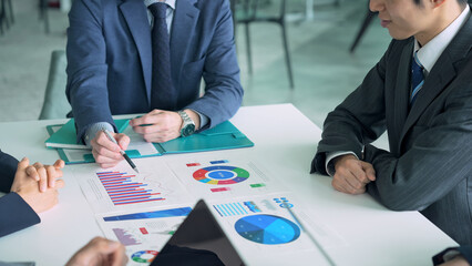 会議するビジネスグループ