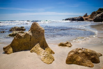 Rocas y mar en Cami de Cavalls Menorca