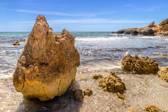 Rocas y mar en Cami de Cavalls Menorca
