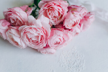 Obraz na płótnie Canvas pink roses on a table