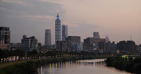 Obraz premium Taipei city skyline with keelung river in the evening