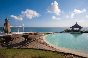 Obraz premium The swimming pool against a panorama of at the ocean