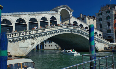 Fototapeta na wymiar Venice, Italy : The Rialto Bridge, an important symbols of city. It connects the San Marco with the commercial zone. it was originally wooden and was build by Antonio Da Ponte