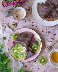 Słodkie śniadanie naleśniki z owocami