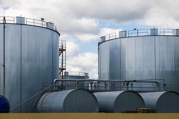 Overground thermal insulated cylindrical storage facilities for bitumen. Bitumen is a residual...