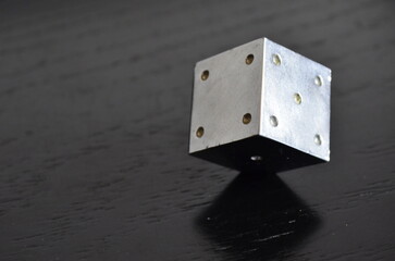 Schwebender Metallw&uuml;rfel