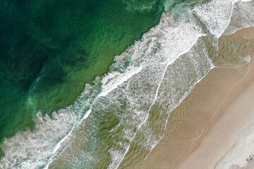 Naklejka premium Stunning coastline in Queensland during autumn season with aerial view of the beach below. 