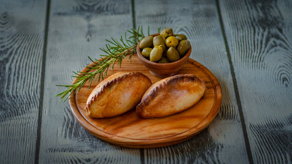 La salteña es un tipo de empanada de origen boliviano , ​ comido como una merienda jugosa y...