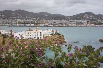 Ibiza, widok na port i część miasta. - obrazy, fototapety, plakaty