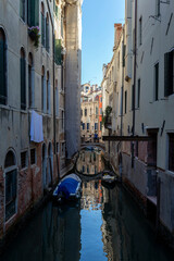 Obraz na płótnie Canvas Narrow canal in Venice on a summer morning