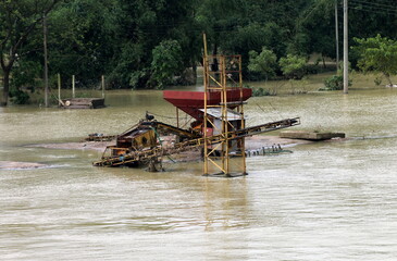 Obraz premium Flooded stone crusher Machine at sylhet, Bangladesh due to overflowing water.