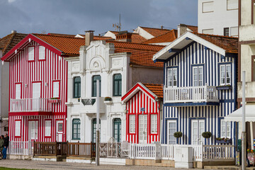 Die bunt gestreiften Hausfassaden von Costa Nova, Portugal
