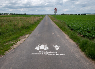 Konflikt zwischen Radfahrern und Bauern. © jr-art