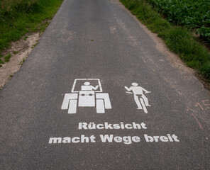 Konflikt zwischen Radfahrern und Bauern. © jr-art