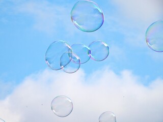Seifenblasen vor blauem Himmel