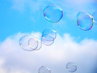 Seifenblasen vor blauem Himmel