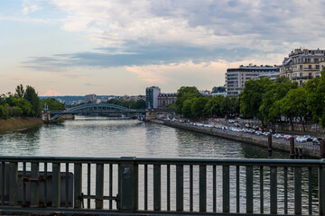 Vue sur les bords de Seine du Quartier d'Auteuil depuis le Pont de Bir Hakeim au coucher du soleil