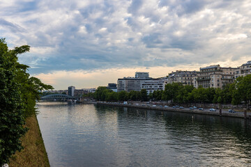 Fototapeta na wymiar Vue sur les bords de Seine du Quartier d'Auteuil depuis le Pont de Bir Hakeim au coucher du soleil