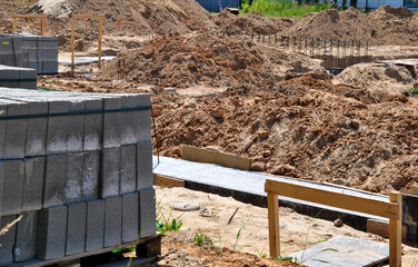 zdjęcie przedstawiające plac budowy z fundamentami