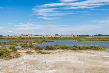 Remparts d'Aigues-Mortes depuis les marais salants