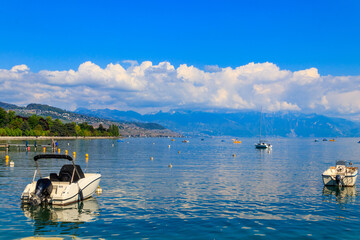 Fototapeta na wymiar View of Lake Geneva with boats in Lausanne, Switzerland