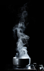 Close-up von Dampf beim Kochen, weiß vor schwarzem Hintergrund | copy space
