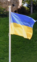 Im Wind wehende Nationalflagge der Ukraine
