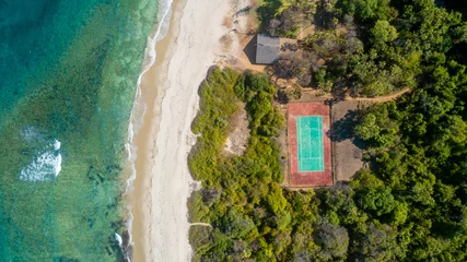 Cercles muraux Plage de Nungwi, Tanzanie vue aérienne du court de tennis à côté de l& 39 océan