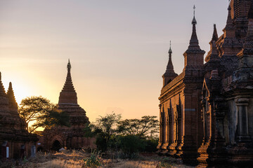 Birmanie, Bagan, Stupas en brique au coucher du soleil.