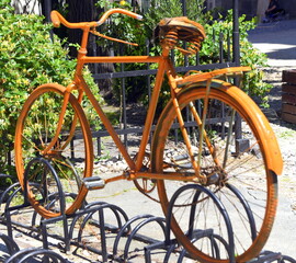 Fototapeta na wymiar Oranges Vintage-Fahrrad auf einem Ständer