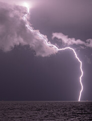 Sehr naher Blitzeinschlag auf dem Wasser. Leicht zu Isolierender kompletter Blitz
