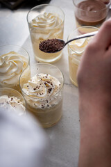 Resposteria dulce, postres y cremas. Manos que cocinan en un restaurant. 