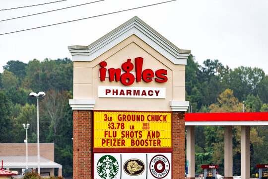 Commerce, USA - October 5, 2021: Commerce, Georgia Local Chain Food Store Entrance Sign For Ingles Market Grocery Shop Pharmacy With Flu Shots And Covid Pfizer Booster By Restaurants