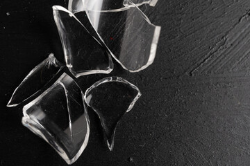 frasco de vidrio roto sobre fondo negro con textura, vidrio roto, pedazos de vidrio regados