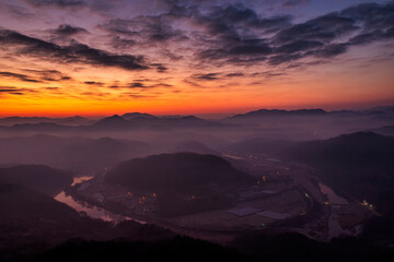Obraz premium Scenic view of mountains against sky during sunrise