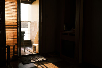 光が射し込んでいる室内 