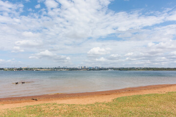 Vista da margem do lago