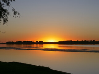 Obraz premium Entardecer à beira do rio Tiête.