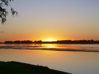Entardecer à beira do rio Tiête.