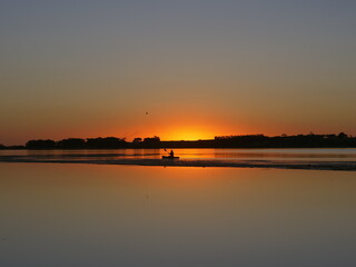 Naklejka premium Entardecer à beira do rio Tiête no caiaque.