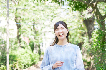 屋外での笑顔の女性のポートレート　カメラ目線