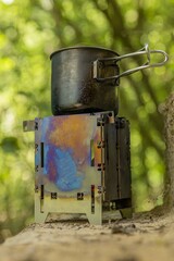 Bushcraft Kocher, Hobo euf einer Treppe mit einem Becher drauf