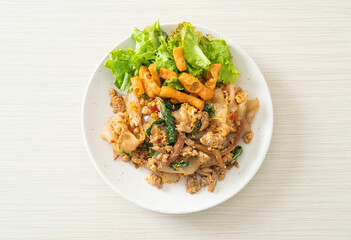 Stir-fried noodle with minced chicken and basil