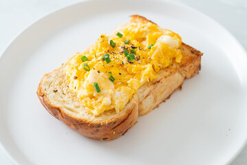 bread toast with scramble egg