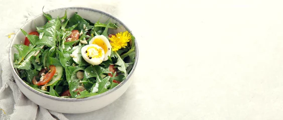 Fotobehang Fresh dandelion salad on light background. © bit24