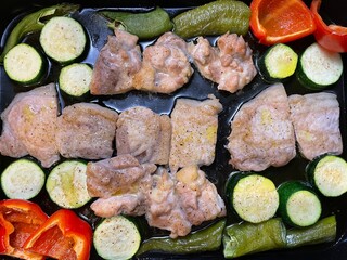 オーブンで焼いた肉と野菜